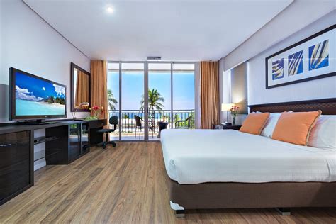 COURT MERIDIAN HOTEL & SUITES .
